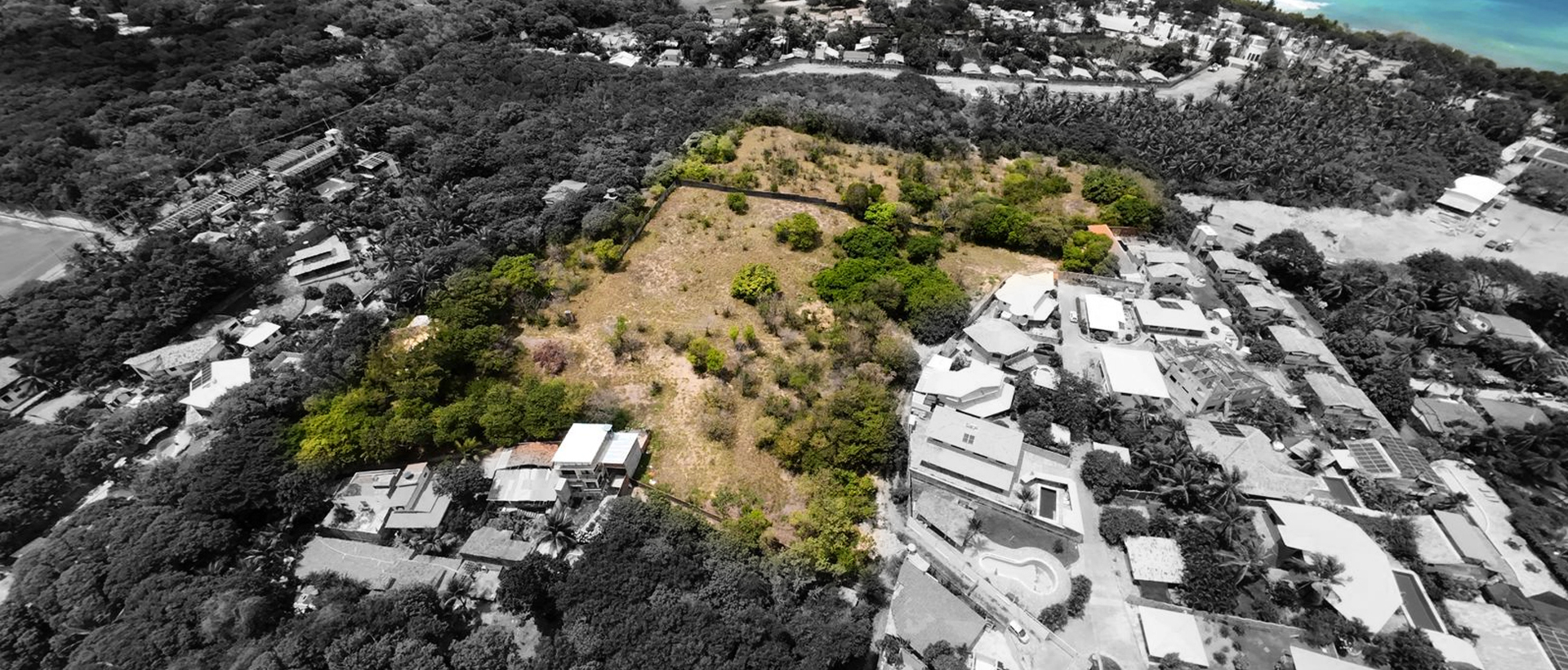 Vista aérea do terreno do Pipa Aruã próximo ao mar
